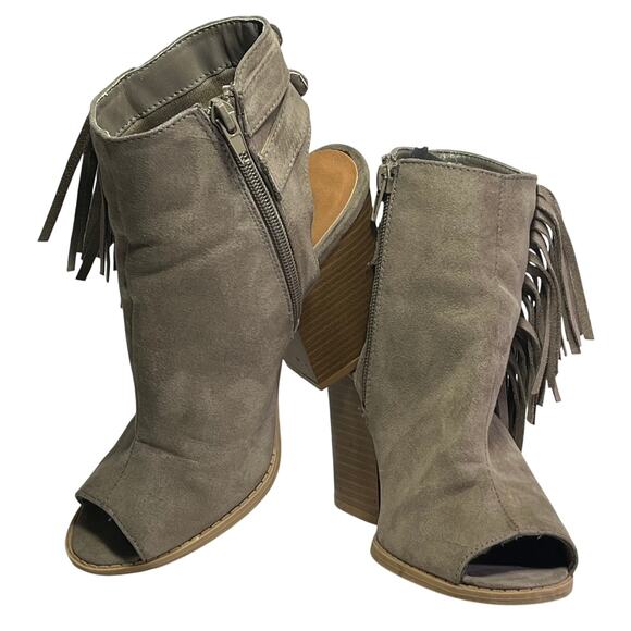 Qupid Gray Faux Suede Peep Toe Open Heel Fringe Buckle Accent Zip Up Ankle Sz 7 - Picture 1 of 9